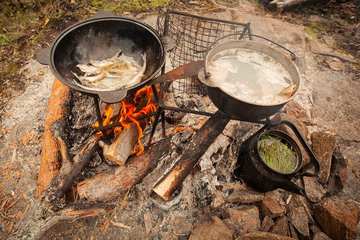 В данном случае в казане не совсем ряпушка по-карельски, а просто жареная ряпушка с ухой и таёжным чаем, но этим фото я хочу передать Вам всю атмосферику и энергетику островной Ладожской кухни (автор фото - Коновалов Денис).