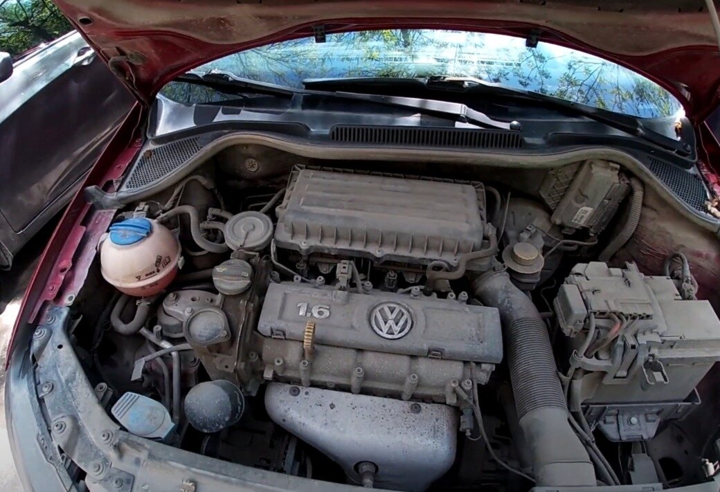 Это просто старый шильдик 1.6  На самом деле 3 литра, твинтурбо, 32 клапана, 800 сил