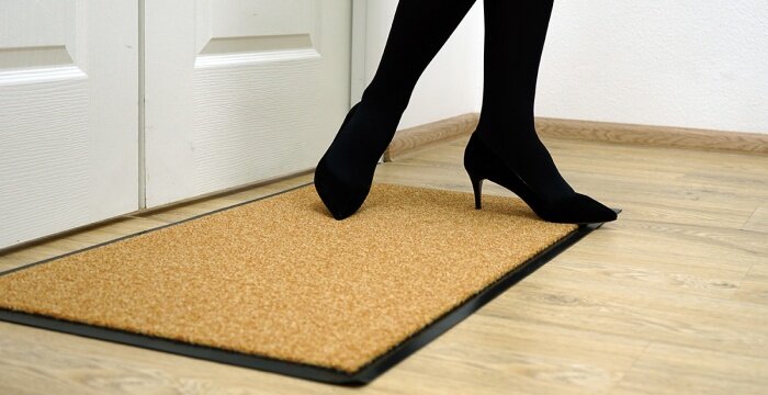 Коврик под которым вряд ли что то спрячешь.Фото из сети.