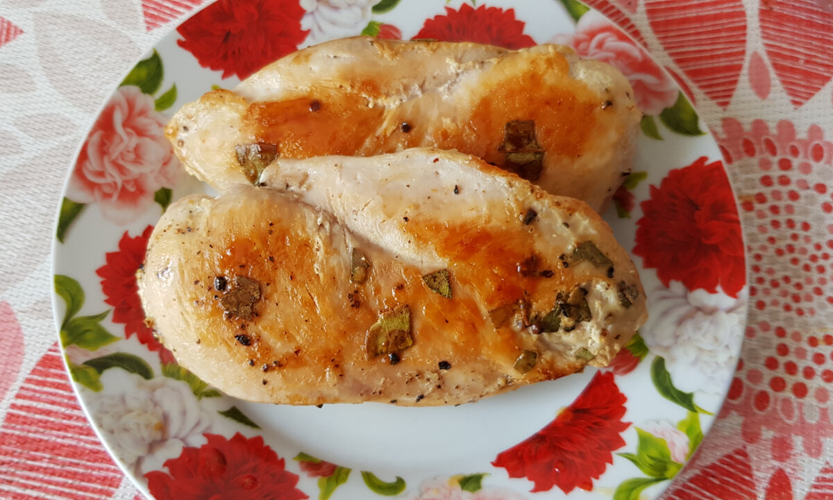 Грудка пожарена на сковороде смазанной каплей масла 