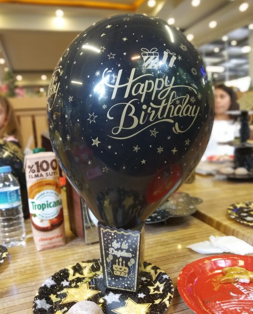 Типичное оформления дня рождения - шарики, тарелки, стаканы и прочее в одном стиле.