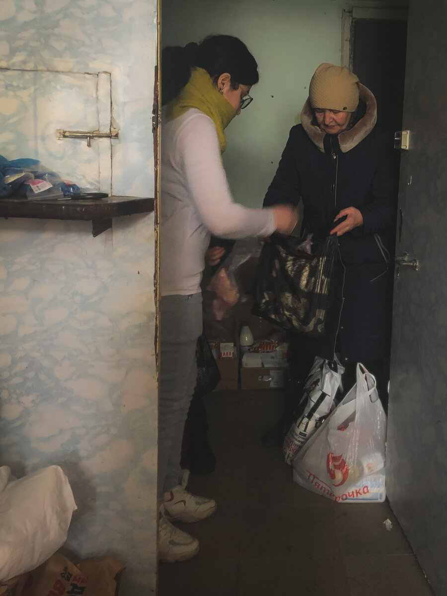 Встречаем семьи на продуктовой раздаче