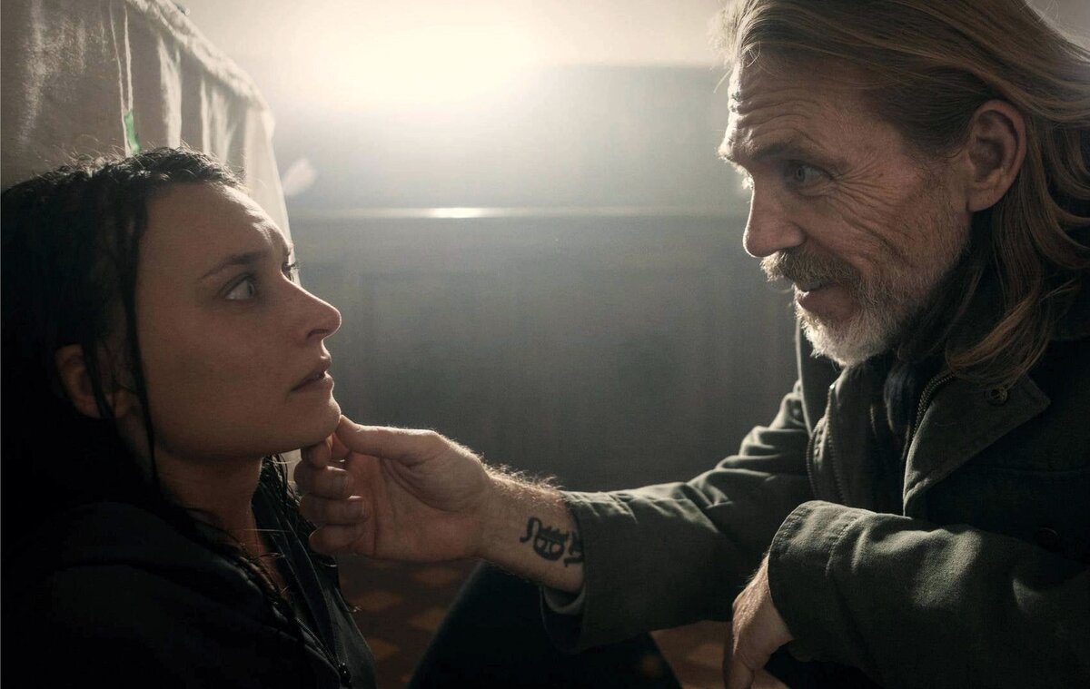 Йозефин Асплунд и Ричард Брэйк в сериале "Святилище"