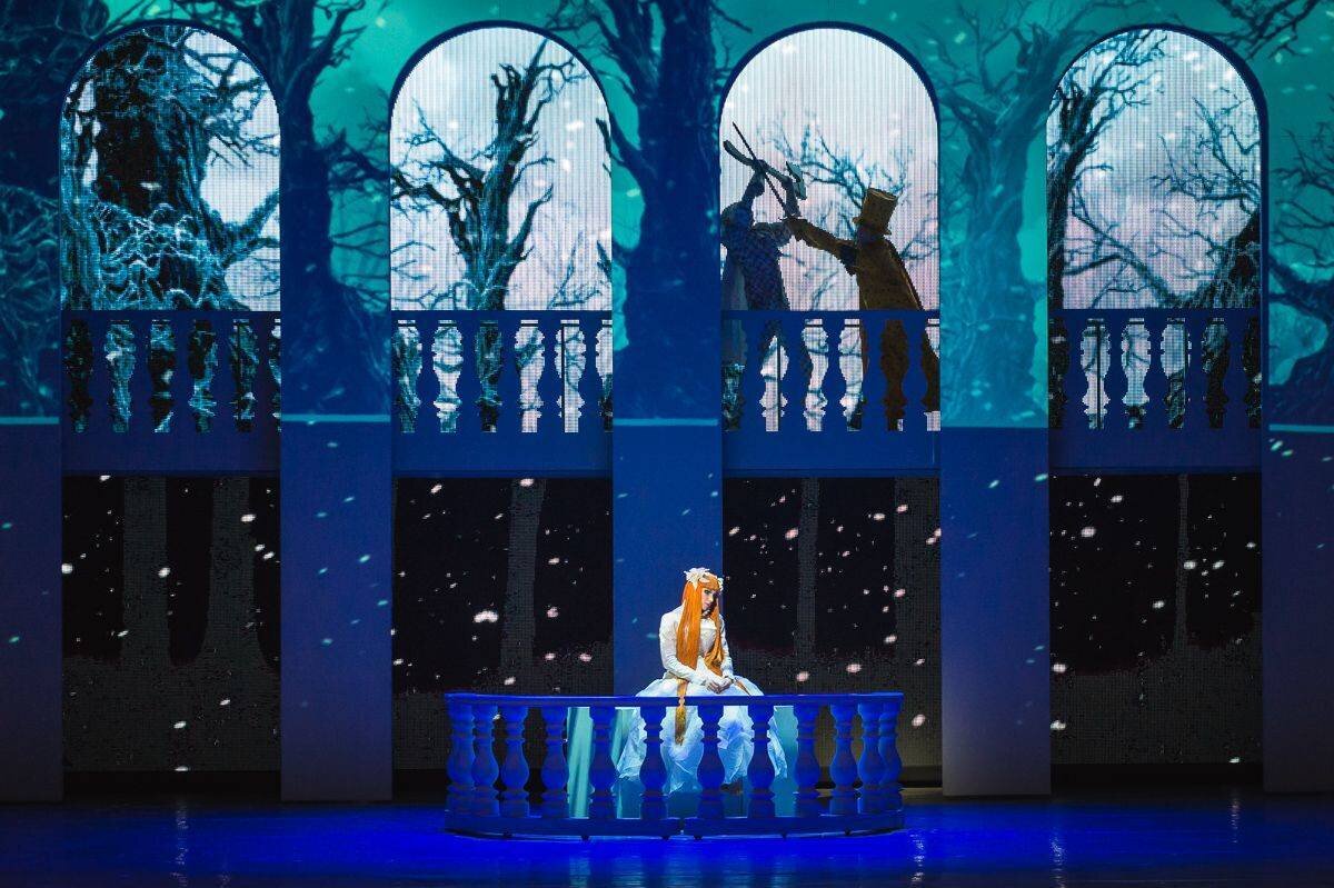 Декорации и фрагмент спектакля "Золушка"