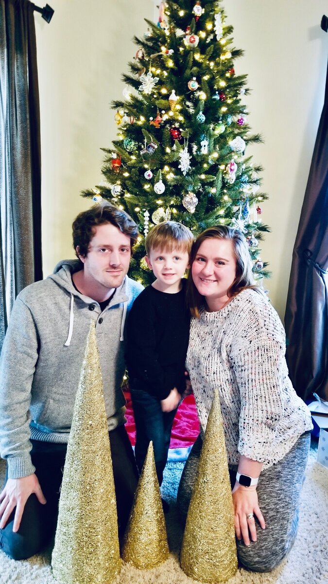 Джулия с сыном и ребенком