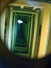 Саморефлексия похожа на зеркальный коридор, в котором "теряется" личность и осознанность