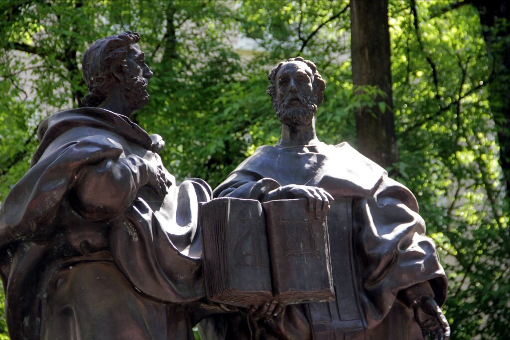 Памятник Кириллу и Мефодию возле филологического факультета ТвГУ