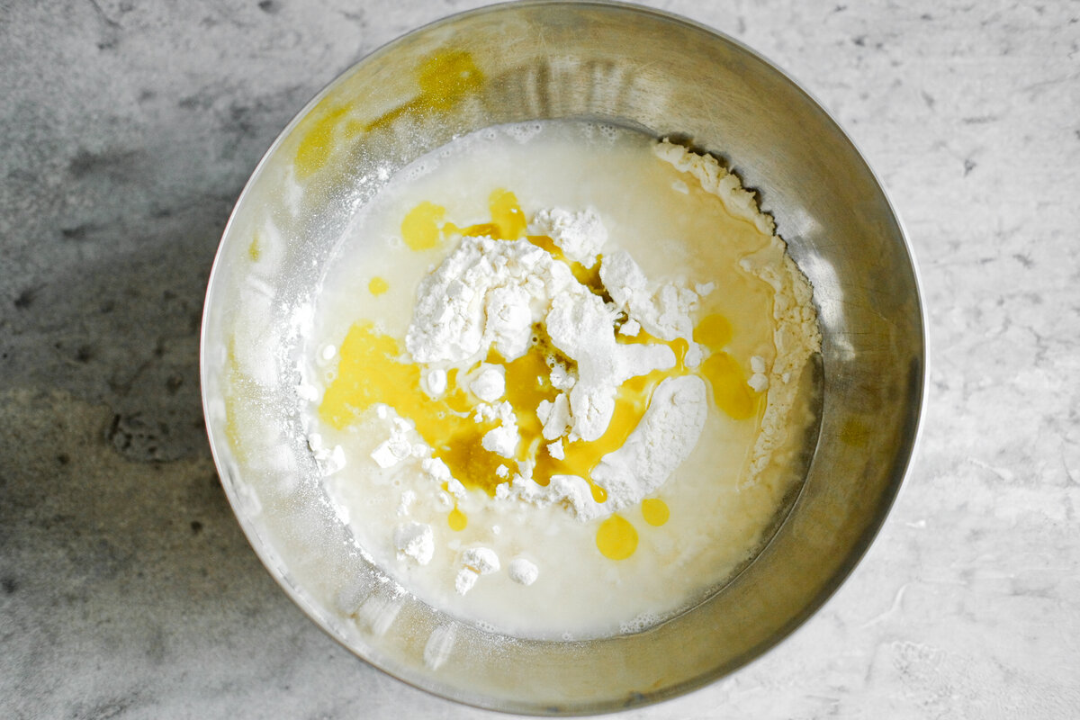 Смешиваем ингредиенты и начинаем месить