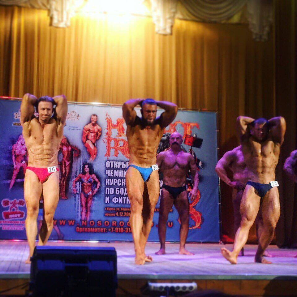 В синих плавках