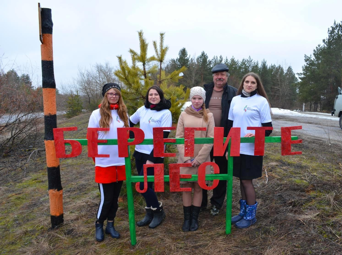 Школьники и студенты из Волгоградской станицы взяли заботу об экологи в свои руки Ребята принимают участие в общероссийских акциях «День леса», «Красная книга», «День земли» и прививают младшеклассникам и дошколятам любовь к природе.