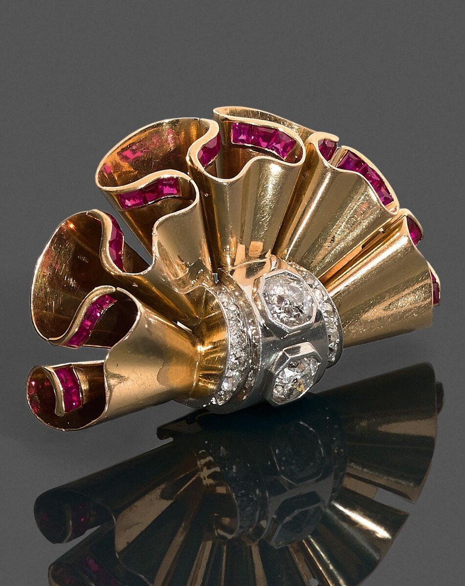 René Boivin.  Дресс-клип, 1935. Ювелир - Мадлен Сюзанн Мари Клэр Бельперрон. Золото, платина, бриллианты, рубины. Аукционный дом  Sotheby's, официальный сайт - www.sothebys.com