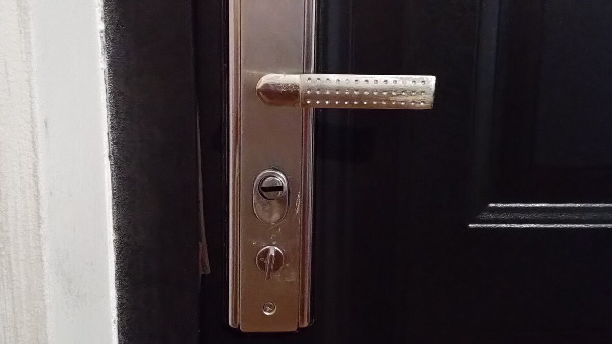 Ручка из непонятного материала: толи пластик, толи металл смешанный с чем-то.