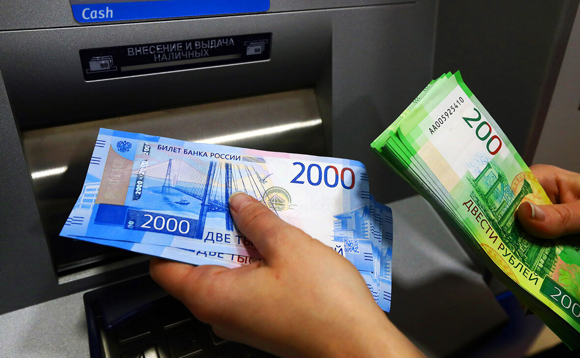 Сдача банкнот. Деньги в банкомате. Деньги 2000 рублей. Наличные деньги. Много купюр 2000 рублей