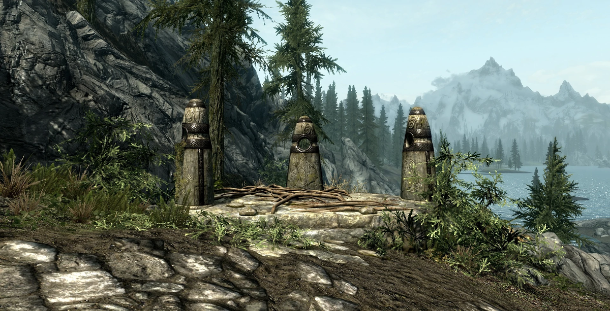 В большинстве случаев первыми камнями судьбы, которые встретятся в игре, будут Камни-хранители — три расположенных рядом камня.