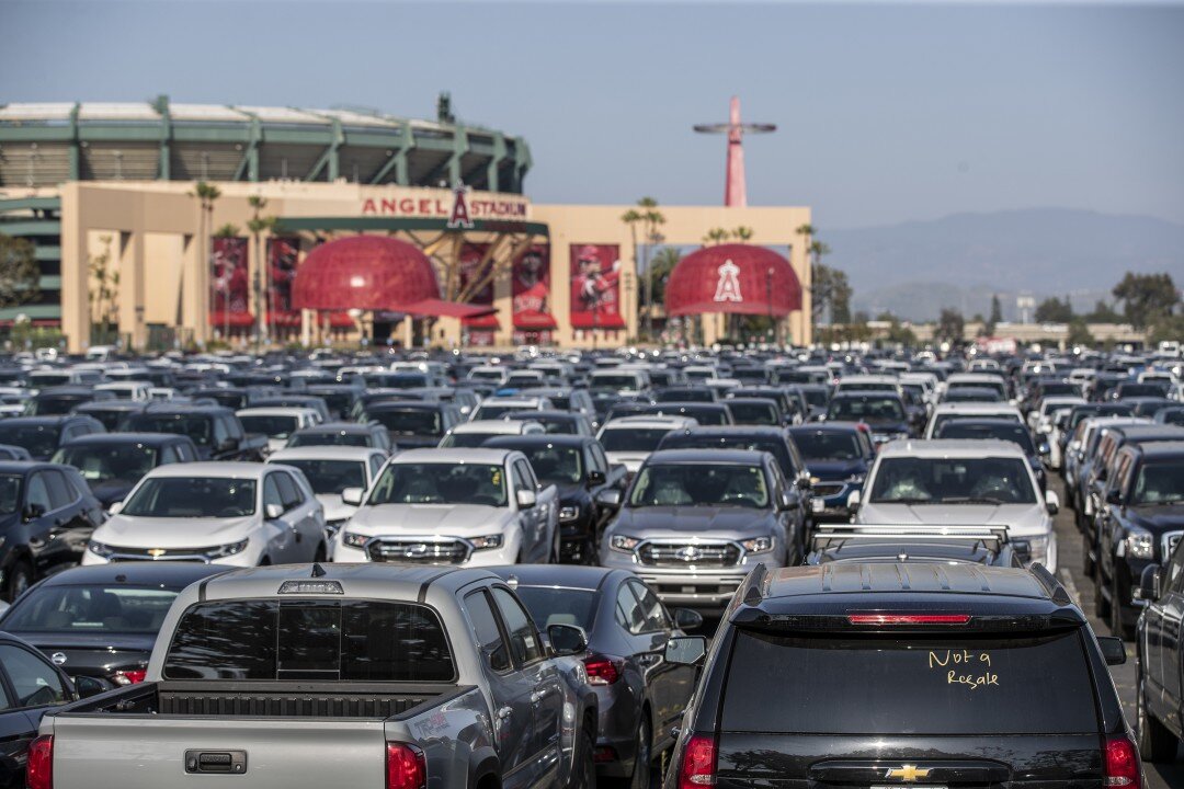 Автомобили возле Angel Stadium