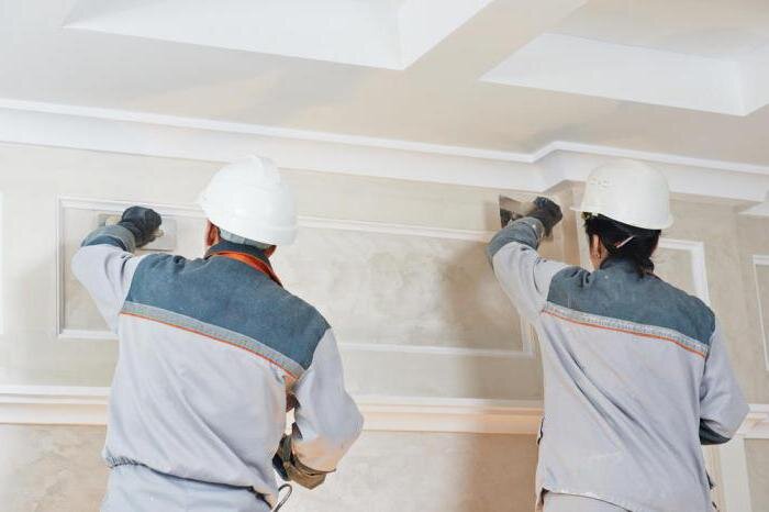 7.Только теперь можно наносить левкас стен своими руками, используя при этом состав из мела или извести. Тщательно нужно следить за однородностью нанесения материала. После того как левкас (что это такое, было описано выше) полностью высох, можно приступать к покраске или оклейке обоев.