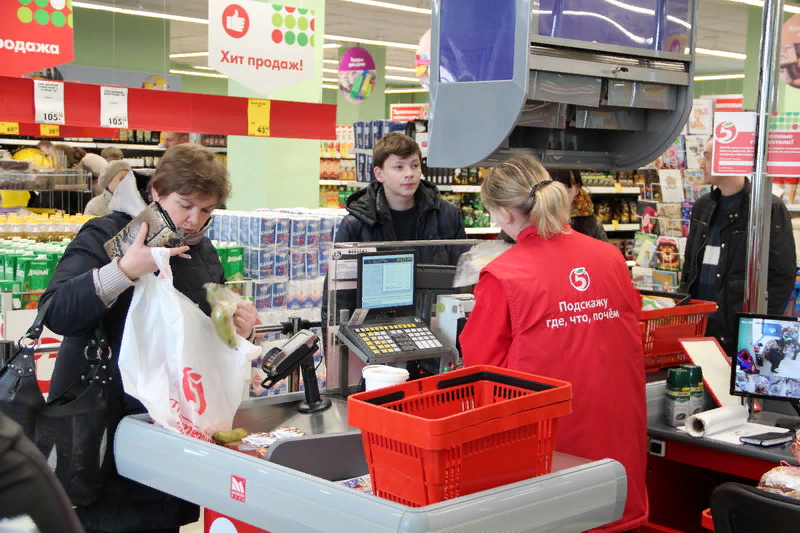 На кассе в магазине продаются леденцы. Касса Пятерочки. Касса в магазине Пятерочка. Касса в продуктовом магазине. Пятерочка внутри касса.