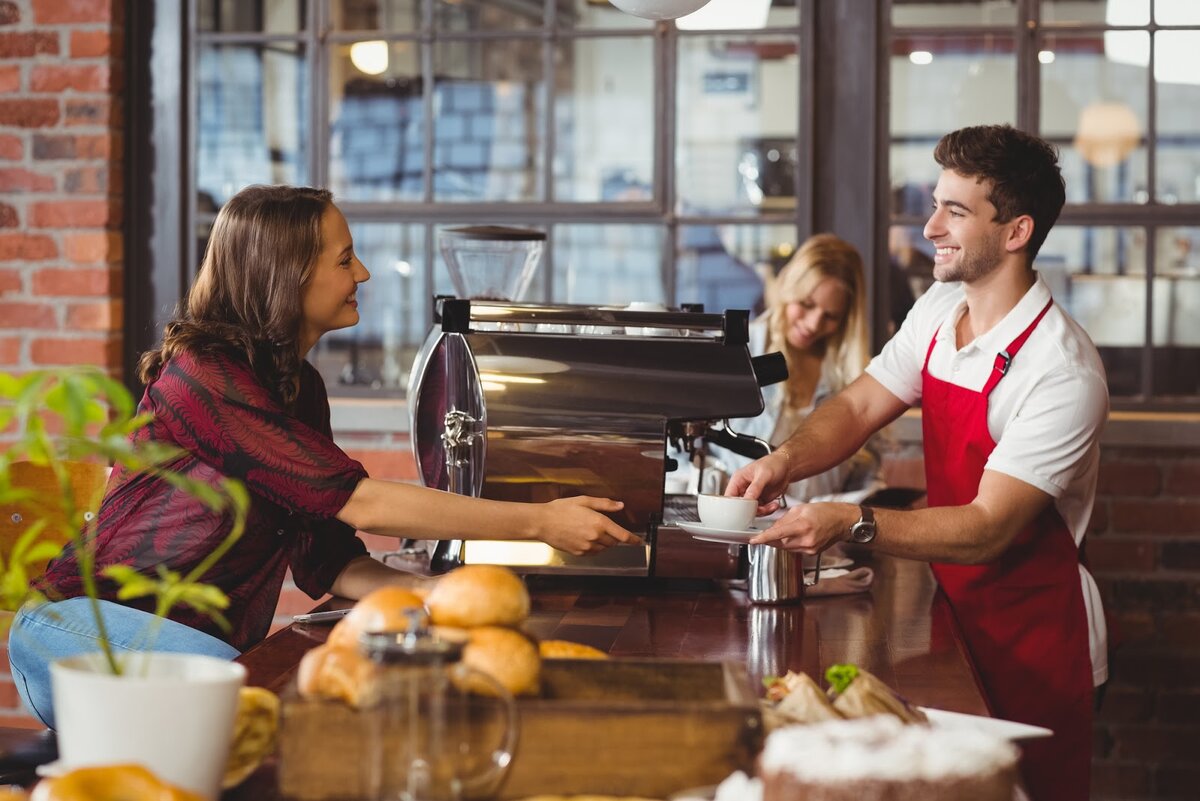 Coffee shopping. Клиенты кофейни. Покупатели в кофейне. Довольные посетители в кофейне. Продавец в кофейне.