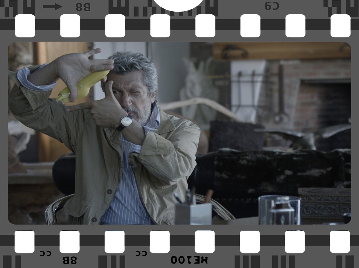 Но вернемся к «Реальности», к которой, правда, мы еще даже не приступили. Помните буддийскую притчу о снах и бабочке, которая многим знакома из произведений Виктора Пелевина? «…я Чжуан-цзы, которому во сне казалось, что он бабочка, или, быть может, я мотылек, который сейчас спит и во сне видит, что он Чжуан-цзы?». А теперь добавьте к этому то, что вы спите и видите сон, в котором смотрите фильм, в котором тоже кто-то спит, а все происходящее на экране ему только сниться, и этот сон на экране является сном еще кого-то… Ну как, мозг уже готов завернуться в тугую трубочку? Ну что ж, хотите испытать «Реальность» на себе – смело включайте фильм и наслаждайтесь.