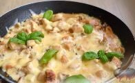 Очень популярную закуску - жульен (или точнее жюльен) с курицей и грибами, можно приготовить на сковороде, примерно за полчаса, совершенно не напрягая себя приобретением кокотниц и доведением блюда до готовности в духовке. А получается так же вкусно!