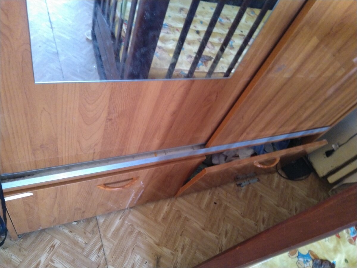 Вот они полки, уже занятые ненужными вещами.