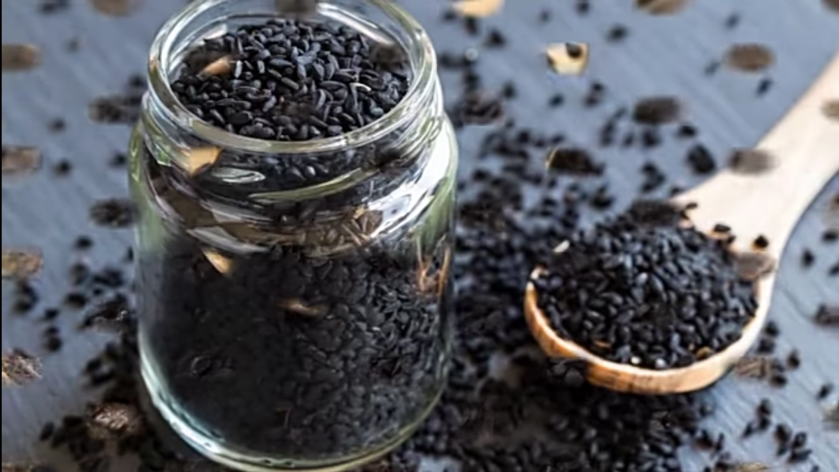 Здравствуйте друзья ! 
 Сегодня поговорим о "короле всех растение" , о семенах черного тмина, их полезных свойствах и области применения.
   Черный тмин, он же нигелла, он же колинджа, сейдана, чернушка посевная и римский кориандр.  Все эти названия будут верными. Эта специя не имеет ничего общего с тмином обыкновенным. У них абсолютно разные вкус, аромат и полезные свойства. Кроме того, черный тмин, официально признан эффективным средством, как в народной, так и в официальной медицине. Эта специя - настоящий, многофункциональный элексир, множество заболеваний. Причём, воздействовать на организм человека, она способна, как изнутри так и снаружи.
  Предлагаю более подробно узнать о чёрном тмине, о том, как и где его используют и что вы получите, применяя данный продукт.
   Применение семян черного тмина уходит корнями еще в древние века. Ёмкость, с маслом черного тмина, было обнаружено в гробнице фараона Тутанхамона, тогда считалось, что она имеет ценности даже в загробном мире.
   Пророку Мухаммеду, приписывают слова о том, что черный тмин способен излечить абсолютно всё, кроме смерти ! 
  Собственно, в этом вы сами сможете убедиться, когда узнаете, насколько широко применения этой специи в медицине.
  Полезные свойства нигеллы, для удобства, разобьём на группы и начнём
 С ЖЕНЩИН : 
    Выжимка из семян чёрного тмина, поможет избежать болезненных ощущений, при наступлении менструации. Для этого, необходимо, за несколько дней до начала цикла, два раза в день пить по 5-6 капель выжимки, которые изготавливаются целителями, по особому рецепту. Смоченные в выжимке, из семян нигеллы, томпон, оставленный на ночь,поможет избавиться от эрозии шейки матки и других воспалительных процессов. В течение курса лечения, чередовать аппликации из выжимки семян, с маслом черного тмина. Такая выжимка не продаётся в аптеках. Есть и более открытые рецепты лечения гинекологических заболеваний, на основе отвара семян черного тмина. Для этого, одну чайную ложку семян заваривают в стакане крутого кипятка, настаивают и проводят спринцевание, данным отваром. Кормящим мамам, рекомендуется пить по несколько капель тминного масла в день, для улучшения лактации и качество молока. Одновременно с этим, пользу получит и младенец, так как свойства тмина, помогают избавиться от повышенного газообразования и колик, а также  повысить защитные силы неокрепшего организма. Беременным женщинам, аромат масло калинджи, поможет избавиться от токсикоза. Важно запомнить, что не рекомендуется употребление масла беременными женщинами, особенно в самом начале и конце беременности, так как она может спровоцировать родовую деятельность. Хотя в то же время, арабские врачи, рекомендуют женщинам в положении, пить натощак по чайной ложке масла тмина вплоть конца второго триместра, запивать рекомендуют мёдом, растворенном в прохладной воде, а при приближении родов, предлагают повторить терапию, но в горячем виде - это ускорить наступление родовой деятельности, а также размягчить шейку матки, облегчая течение родов и появление малыша на свет. Так же, для женщин употребления семян черного тмина  поможет очистить организм от токсинов, за счёт выраженного мочегонного действия. Особый состав семян, способствует выравниванию женского гормонального фона, а также  предотвратит образование и развитие опухоли в женских половых органах.
  Исследования показали что у женщин, в возрасте старше 40 лет, при приёме черного тмина, снижается риск возникновения остеопороза и метаболического синдрома.

  ДЛЯ МУЖЧИН ,  прием черного тмина, поможет нормализовать гормональный фон и выработку тестостерона, улучшить качество сперматозоидов и увеличить их количество. Семена нигеллы способствуют усилению кровотока в половых органах, что предотвращает развитие воспалительных заболеваний и простатита. Усиленный приток крови, вместе с витаминами и микроэлементами, которые содержатся в семенах, способствует усилению потенции и повышению мужского либидо. Если регулярно употреблять в пищу черный тмин в видеть семян, или масла, то по мужской части, это поможет в борьбе с такими патологиями, как импотенция, простатит, бесплодие, инфекционные заболевания мочевой системы, мужские онкологические заболевания.
    Для повышения потенции, принимать черный тмин можно по следующему рецепту : семена тмина перетереть в порошок.  Смешайте столовую ложку данного порошка, с двумя яйцами. Курс лечения составляет один месяц. Принимать данную смесь следует через день. Можно заваривать семена в кипятке и пить вместо чая. Для этого заваривается столовая ложка семян, на стакан кипятка. Можно добавить мёд.
   Тминный чай при простатите, готовиться следующим образом : две столовых ложки тмина, чайная ложка цветков ромашки и чайная ложка горечавки, заливаются водой, в объеме 500 мл. Ёмкость ставится в духовку, на два часа. Пьют настой с добавлением мёда и заменяют им чай. Если употреблять такой чай в комплексе с массажем, с применением разогретого масла черного тмина, то симптомы простатита через некоторое время снимутся и вовсе исчезнут. Кроме всего прочего, черный тмин славится своей силой и против паразитов. Он ускоряет выведение червей из организма, подавляя их жизнедеятельность. Кроме этого, устраняются  негативные последствия пребывания паразитов в организме : очищается кровь, восстанавливается иммунная система, восстанавливаются поврежденные ткани. Если вы решили избавиться от глистов, при помощи семян нигеллы, то в этом деле, главное, не переусердствовать с дозировкой, во избежания ухудшения симптомов.
   Для приготовления противоглистной микстуры, необходимо измельчить три столовых ложки семян черного тмина, шесть головок чеснока, два стакана, предварительно очищенных, тыквенных семян. Сделать это можно через мясорубку, в ступке, или в кофемолке. Полученную массу разбавить двумя столовыми ложками оливкового масла и добавить немного черного перца. Полученную пасту, ежедневно съедать натощак, намазывая на ржаной хлеб и запивая тминным отваром. Если вам не нравится чеснок в составе и последующие, после такого завтрака, неприятный запах изо рта, то можно выбрать для себя другой рецепт, пить натощак отвар из семян. Для его приготовления, столовую ложку тмина, залить стаканом кипятка и дать настояться. Здесь тоже предусмотрена комплексная терапия, помимо приема внутрь, можно смазывать маслом тмина промежность и область заднего прохода. Это поможет избавиться от остриц. Семена нигеллы, эффективный даже при лечении онкологических заболеваний. Отмечается, что воздействие на костный мозг, при этом, будет менее токсично, нежели воздействия химиотерапии, а побочных реакций и тяжелых осложнений, практически нет. 
   Если в цифрах, то исследования показали смертность от рака, на 33% ниже у тех людей, кто употреблял семена черного тмина. Уникальность этого продукта, при лечении рака, заключается в особом веществе Тимохиноне, именно оно способствует прекращению роста плохих клеток. Между прочим, не только народная медицина предлагает использовать черный тмин для лечения рака, квалифицированные врачи онкологи, выписывают, при раке груди и поджелудочной железы, лекарства содержащие тмин.
   На этом ещё не всё.
   При проявлении простудных заболеваний и болезней респираторной системы, семена черного тмина будут эффективны в борьбе с недугом. Причём принимать семена, можно внутрь, а также растирать снаружи -  это поможет вывести мокроту из дыхательных путей. Также, благотворно скажутся ингаляции, на основе тминного отвара. Эту специю используют даже при лечении туберкулёза, для здоровья желудочно-кишечного тракта.
  Семена могут быть использованы для лечения целого ряда заболеваний, например при геморрое, в течение 4 недель, эффективно будет втирать крем, на основе семян нигеллы. Для этого 30 Г обжаренных семян, перемалывают в муку и перемешиваются тминным маслом до получения кремообразной консистенции. Полученный крем, втирают в области заднего прохода, не чаще чем 2 раза в день.
    Для здоровья и мягкого очищения кишечника, можно употреблять семена чёрного тмина в чистом виде, либо в форме масла : 2 чайных ложки масла натощак, не запивая, за полчаса до еды. Если имеется кишечная непроходимость, то результат не заставит себя долго ждать. 
  Семена нигеллы, способствуют похудению. употреблять в этих целях, рекомендуется не только масляный экстракт, но и оставшийся, после обработки, жмых. Он отличается повышенной питательностью и высоким содержанием клетчатки.
  Если вы недовольны своим весом,то можете следовать  следующей инструкции :  Ежедневно, натощак, съедаете чайную ложку порошка из семян чёрного тмина, запивайте водой с медом, для активизации полезных свойств и запуска обменных процессов в организме. Можно также до еды, принимать по полстакана тминного отвара. Наружно, масло тоже применяется, особенно в проблемных зонах, например бедра или ягодицы. Для растирания, возьмите тминное масло, нанести на те области кожи, которыми вы недовольны и разотрите массажными движениями, пока масло не впитается полностью.
     Для нервной системы, семена черного тмина, принесут заметный эффект :
 во-первых улучшится общее самочувствие и настроение, исчезнет апатия и чувство хронической усталости, нормализуется сон.
   Для здоровья головного мозга, будет полезным высокое содержание железа в семенах, что способствует повышению гемоглобина и как следствие, улучшению кровообращения во всех органах и мозге в том числе. Это профилактика таких серьезных патологий, как болезнь Альцгеймера, например.
   Масло черного тмина широко применяется и в косметологии. На его основе изготавливаются маски для волос, способствующие укреплению структуры и луковицы волоса. Масло помогает справиться с сухостью и секущимися концами. Между прочим, доподлинно известно, что сама Нефертити использовала черный тмин для здоровья ногтей и волос.
Маски для тела и лица,  на основе тминного масла, будут обладать противовоспалительным и омолаживающим эффектом. Кожа становится упругой, морщинки разглаживаются, лицо обретает сияющий вид.
 Учитывая высокую эффективность нигеллы, при  лечении многих патологических состояний, у этого продукта есть и противопоказания !
 Совершенно точно, запрещено использования масло тмина в пищу для тех, кто страдает язвенной болезни желудка и гастрита с повышенной кислотностью, если имеется предрасположенность к образованию тромбов, а также при инфаркте и ишемии сердца - приём нигеллы строго противопоказан ! При беременности прием специи, также крайне нежелателен, о чём я уже говорил ранее.
   И еще один важный момент, не перепутайте черный тмин с чёрным кунжутом. Если приобретаете  масло, то проверяете чтобы на упаковке фигурировала название nigella sativa.
 Надеюсь вы сегодня прочитали  что-то полезное и интересное для себя. Если да, то ставьте лайк, подписывайтесь на канал и делитесь этим выпуском с друзьями и родными, проявляете заботу о себе и будьте здоровы !!!!