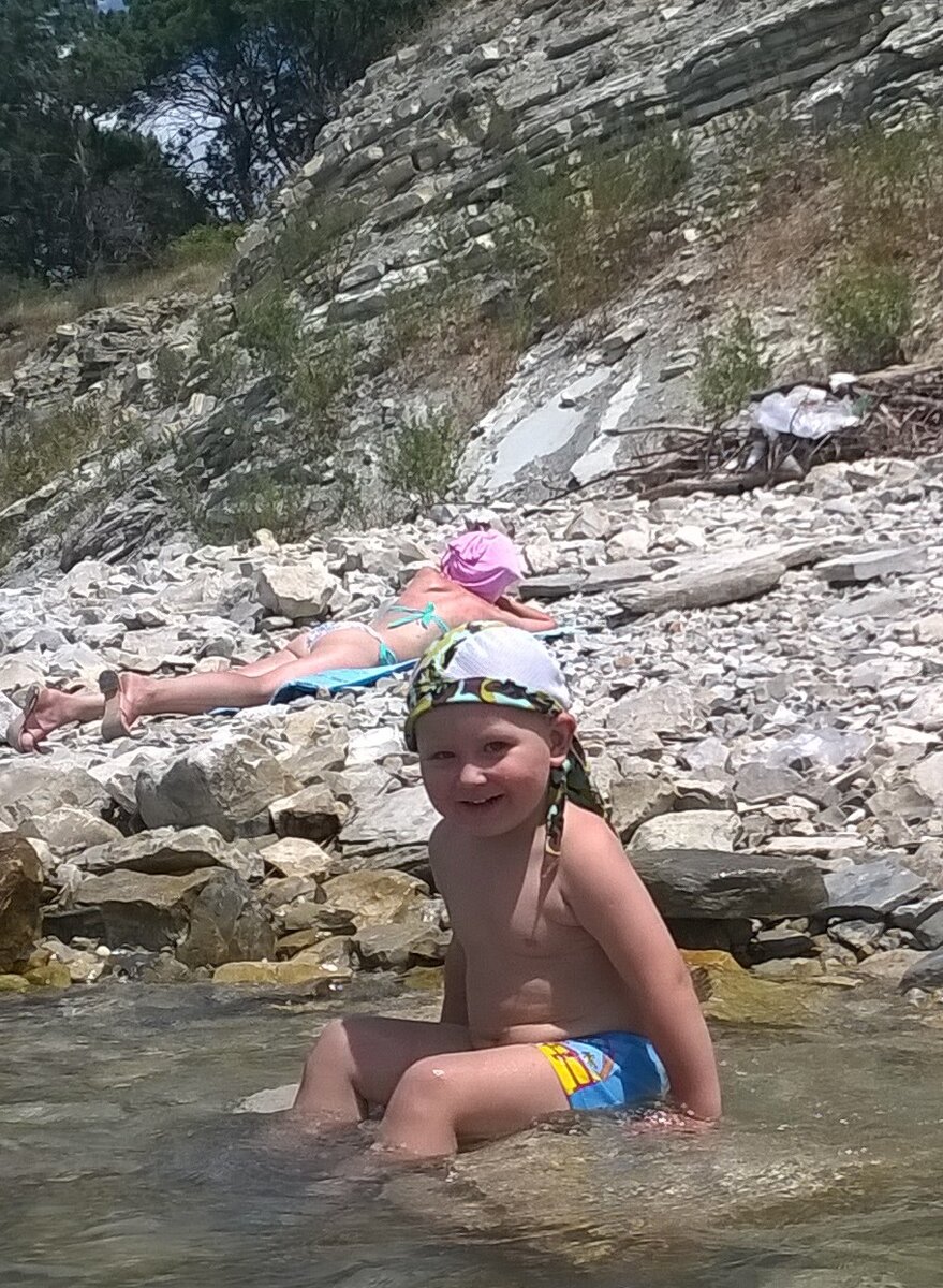 Голубая бухта. Пляж каменный. Фото автора