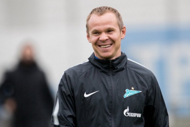 417 матчей,  13 забитых мячей в составе "Зенита"