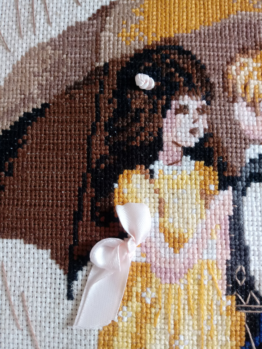 Декорирование готовой вышивки техникой "французский узелок", в качестве заколки в волосах девочки