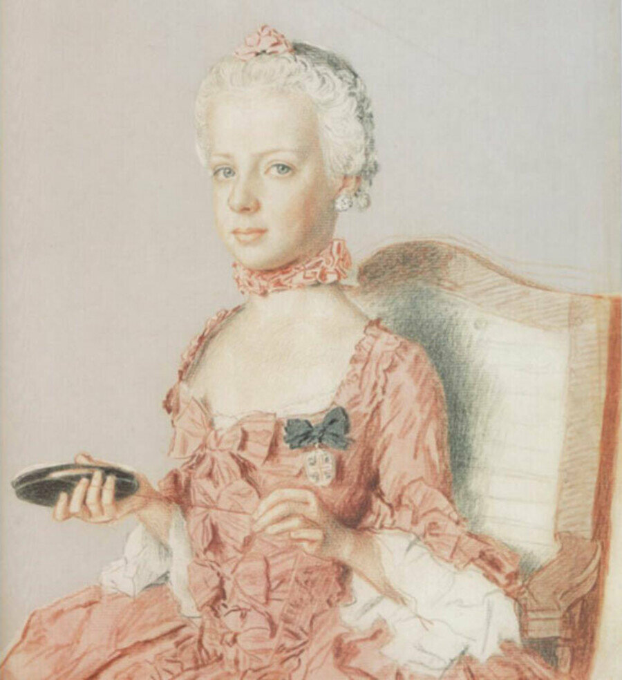 Первое платье - персиковое с бантами