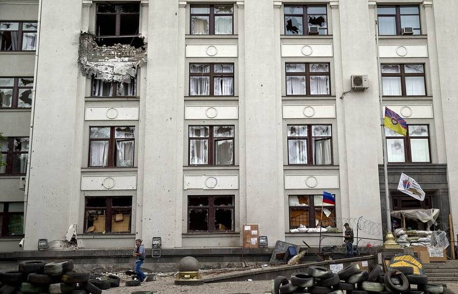 здание Луганской (ОГА) после авиа обстрела