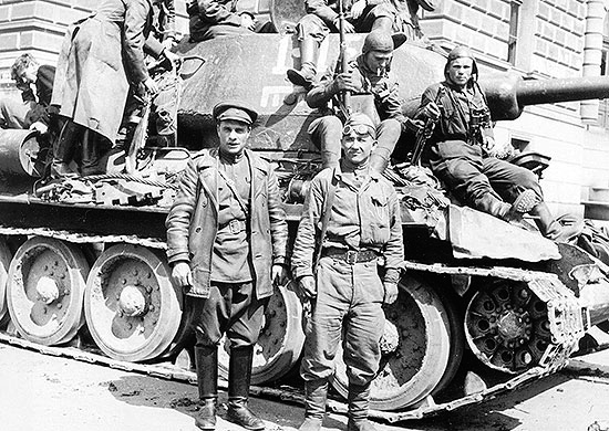 Наши танкисты в Праге. 1945.