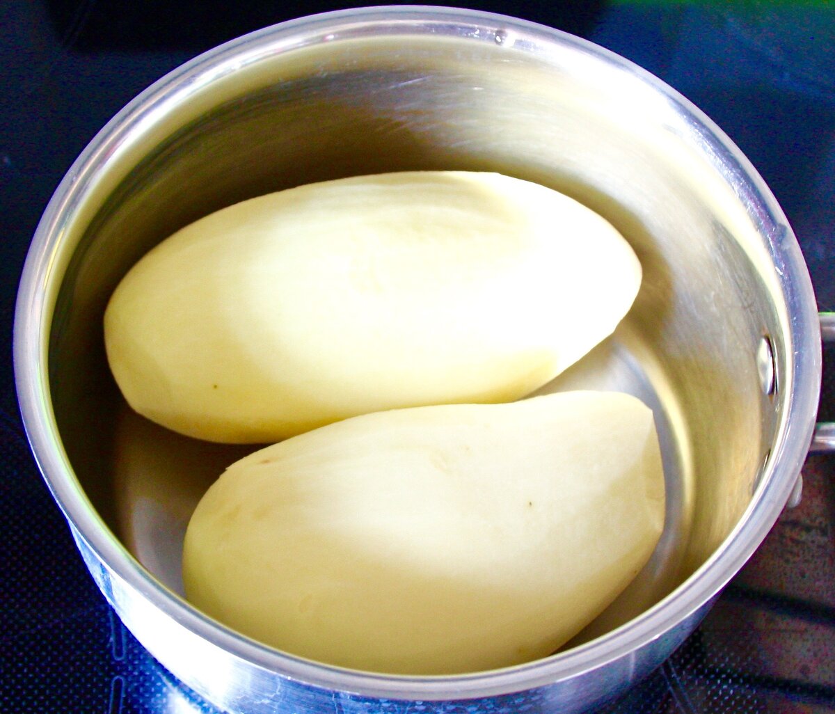 Очищенные клубни картофеля.