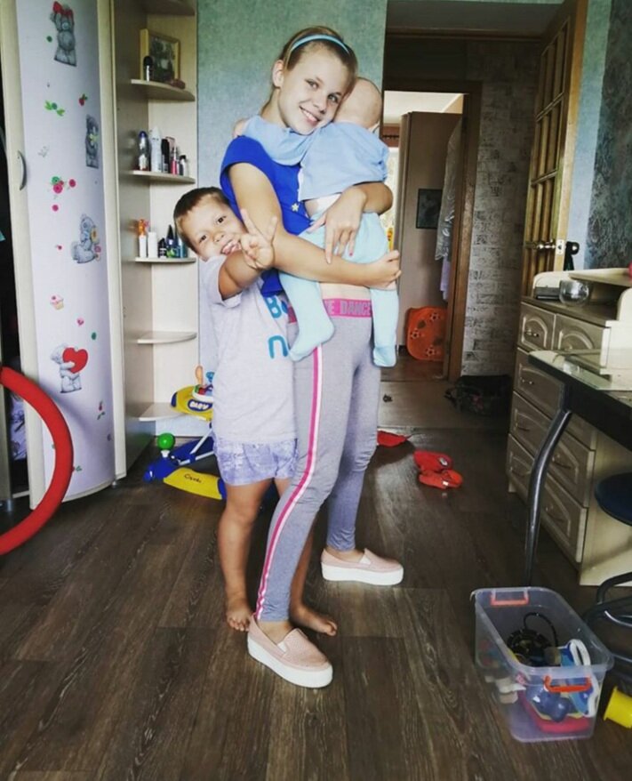 Старшая дочь вернулась с лагеря)