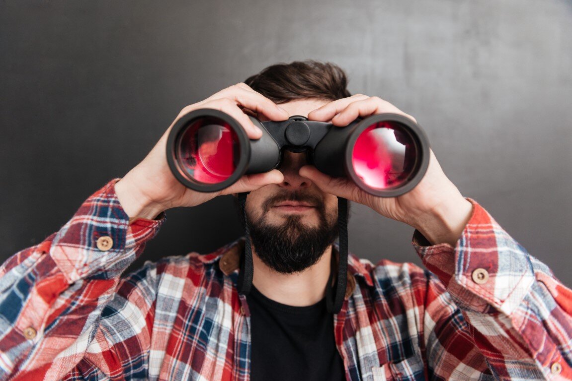 Young focus. Фото с биноклем идеи. Комфортник человек. Observation man. Очки для тех кто любит подглядывать.