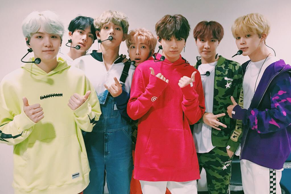 Бтс вместе. Bts korean group 2049. Группа бтс постер. Ббтс. Ббтс.