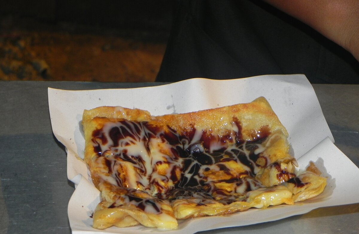 блинчик с бананом, шоколадом и сгущенкой