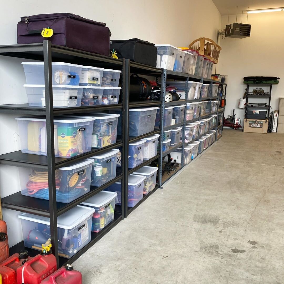 Хороший пример хранения в контейнерах на полках гаража