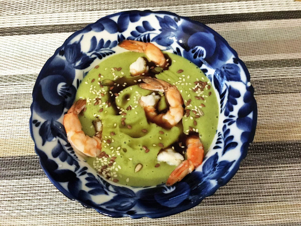 Крем-суп из брокколи с креветками и семенами тыквы, льна, подсолнечника и кунжута