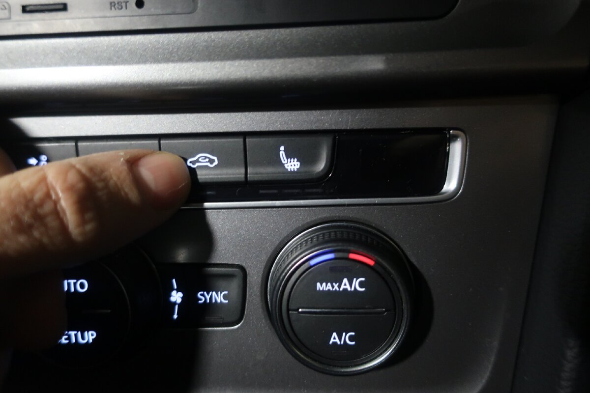 включение режима рециркуляции воздуха