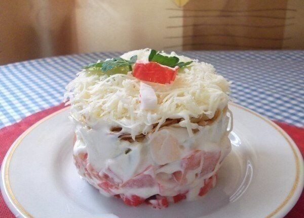 6 салатов с крабовыми палочками! 
 
1. Салат "Морская звезда" 
 
Ингредиенты: 
- 2 маринованных огурца, 
- 1 куриная грудка, 
- 3 яйца, 
- 2 зубчика чеснока, 
- 2 морковки, 
- 3 картофелины, 
- 100 г крабовых палочек, 
- майонез, 
 
Приготовление: 
1. Отвариваем морковь, картофель, яйца и куриную грудку. 
2. Чеснок пропускаем через чеснокодавку и смешиваем с майонезом. 
3. Куриную грудку мелко нарезаем и смешиваем с майонезом с чесноком (не жалейте майонеза, чтоб салат не был сухой!) 
4. Дальше выкладываем салатик слоями (придавая ему форму морской звезды). Первый слой – нарезанные огурцы, затем картошка, яйца, морковь. Каждый слой промазываем майонезом. 
5. Сверху украшаем крабовыми палочками. 
 
2. Слоеный салат 
 
Ингредиенты: 
 
●1 баночка любых консервов,тунец.горбуша,сайра (я брала тунец) 
●6 шт. крабовых палочек 
●пол баночки кукурузы 
●1 плавленый сырок 
●4 шт. отварных яиц 
●половина луковицы или немного зелёного лука 
●1 пачка майонеза (200 граммов) 
 
Приготовление: 
 
Консервы размять вилкой.крабовые палочки и луковицу мелко порезать,сырок натереть на тёрку,яйца поделить на белки и желтки, размять и то и то вилкой. 
Укладываем салат слоями 
 
1-й консервы 
2-й лук 
3-й майонез 
4-й сыр 
5-й кукуруза 
6-й майонез 
7-й крабовые палочки 
8-й майонез 
9-й белок + майонез. 
 
Посыпать желтком,поставить в холодильник на 1 час. 
 
3. Салат с крабовыми палочками и помидорами 
 
Ингредиенты: 
- 200 гр крабовых палочек 
- 2 средних помидора 
- 3 отварных яйца 
- 1 пачка чипсов (любых) 
- 150 гр твердого сыра 
- майонез 
 
Салат выкладывать слоями. Все слои промазывать майонезом. 
 
1-й слой: крабовые палочки порезать кубиками; 
2-й слой: помидоры, порезанные кубиками; 
3-й слой: яйца, мелко порезанные; 
4-й слой: чипсы поломать; 
5-й слой: сыр натереть на крупной терке. 
 
4. Салат "Нежный" 
 
Ингредиенты: 
 
Помидоры 2 шт 
Крабовые палочки 250 г 
Яйца вкрутую 4 шт 
Сыр 150 г 
Майонез 
Соль 
 
Выкладываем салат слоями: мелко нарезанные помидоры (если они очень сочные, сок лучше слить) - крабовые палочки - белки яиц (натереть на терке) - натертые желтки - тертый сыр. Все слои промазать майонезом. 
 
5. Салат по-королевски 
 
Ингредиенты: 
 
-крабовые палочки - 7шт 
-апельсин - 1шт 
-яйца - 4шт 
-чеснок - 1 зубчик 
-кукуруза консервированная - 100г 
-майонез - 100 - 150г 
 
Приготовление: 
 
1. Подготовить продукты. Крабовые палочки разморозить. Яйца сварить вкрутую. 
2. Яйца очистить и нарезать мелкими кубиками, крабовые палочки поперек, на небольшие ломтики. 
3. Зубчик чеснока очистить и мелко нарубить ножом. 
4. Апельсин очистить от кожуры. Разобрать на дольки. Каждую дольку очистить от пленок, затем нарезать. 
5. Соединить подготовленные продукты, добавить майонез и аккуратно перемешать. 
6. Салат выложить в салатник и подать. 
Вкусный салат готов!!! Приятного аппетита. 
 
6. Безумный салат 
 
Ингредиенты на 2 порционных салата: 
 
●Крабовые палочки-200 гр. 
●Яйцо вареное-2 шт. 
●Свежий огурец небольшой-2 шт. 
●Помидоры средние-2 шт. 
●Сыр-60 гр. 
●Майонез-3 ст.ложки 
 
Приготовление: 
 
Огурцы и помидоры нарезать небольшими кубками. Сыр натереть на мелкой терке. 
Яйца измельчить,крабовые палочки нарезать кубиками,добавить майонез,перемешать. 
Выложить слоями: 
1-крабовые палочки с яйцом 
2-огурцы 
3-крабовые палочки с яйцом 
4-помидоры 
5-сыр 
Украсить по желанию.