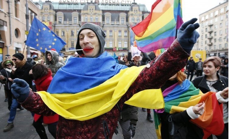 Зрелая сисястая блондинка в сапогах обслуживает негра с большим членом ♠ смотреть онлайн