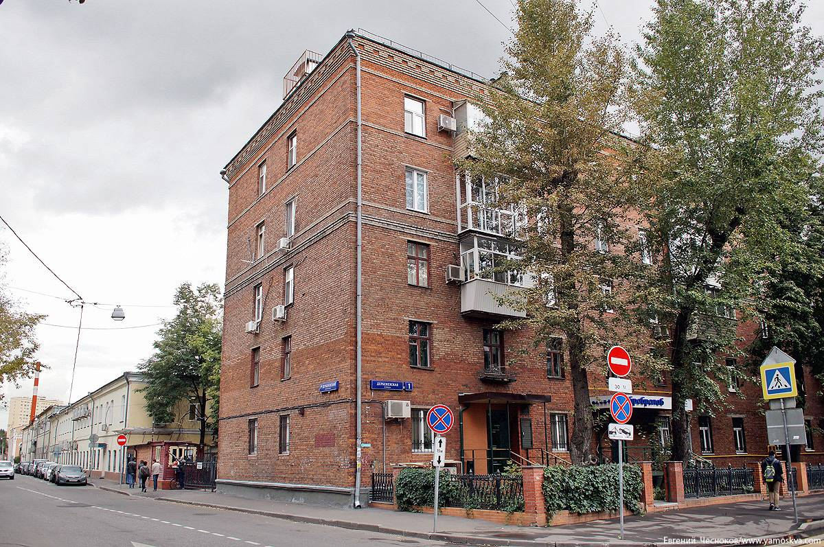 Дербеневская улица, 1 — жилой дом. Фото Евгения Чеснокова. Источник https://rblogger.ru/2019/10/02/gorod-na-pamyat.