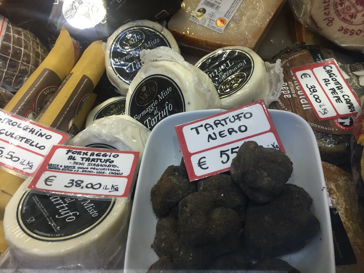 Такие высокие цены на продукты на фото связаны с тем, что в эти продукты добавлен трюфель.