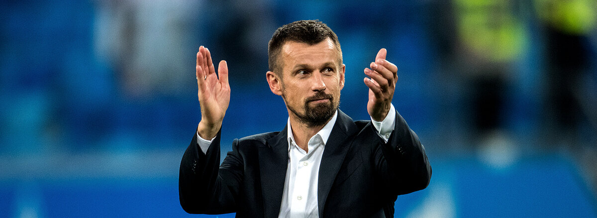 Мощный ход от Семака в перерыве – тройная замена! Поле покинули получивший повреждение Ерохин, незаметный Себастьян Дриусси и, как ни странно, Ракицкий. Скорости командной игре «Зенита» должны были добавить молодые Данил Круговой и Андрей Мостовой, цепкости в середине поля – Магомед Оздоев. Чемпионы России перешли на 4-3-3. В центре обороны образовалась связка, которую болельщики сине-бело-голубых ни в каких фантазиях не представили бы себе перед началом сезона: Прохин – Дуглас Сантос. 