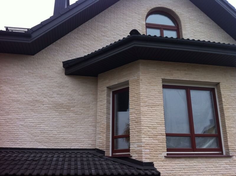 При облицовке использован бесшовный декоративный камень из бетона