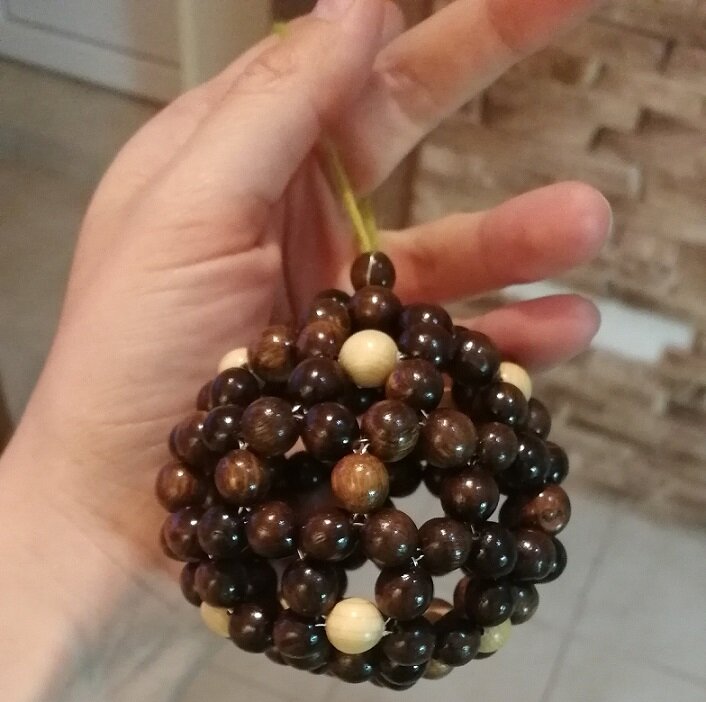 Игрушка из деревянных бусин (нитка в конечном изделии была другая)