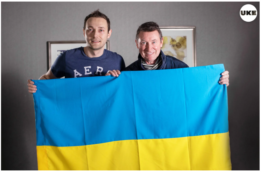 Режиссер фильма Юки и Уэйн Гретцки с украинским флагом