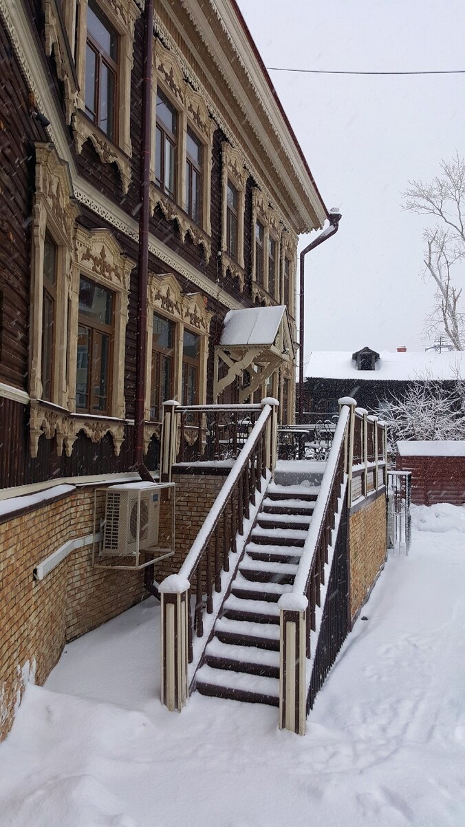 Поселились вот в таком красивом домике. Но в этом городе никого резными украшениями не угодишь, здесь такого много. 