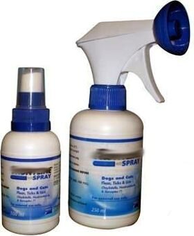 Спреи обладают моментальным действием, поэтому их с успехом можно применять для обработки помещения и места отдыха животного. Так же удобно использовать спрей от блох и клещей как дополнение к капельным препаратам или ошейникам при поездке в лес или просто на отдых, если там предположительно может присутствовать большая вероятность нападения эктопаразитов. Свое действие инсектоакарицидные спреи оказывают уже через 15-20 минут с максимальным гарантированным эффектом в течение нескольких дней. В дальнейшем свойства их постепенно иссякают, поэтому производитель рекомендует проводить обработку 1 раз в 14 дней, но, по факту, иногда требуется более частое нанесение — 1 раз в 7-10 дней. В любом случае, данный вид предохранения кошек и собак от блох и клещей нужно применять в экстренных и неожиданных ситуациях, когда требуется быстрая и качественная защита на относительно непродолжительный период времени.